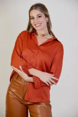 Camisa negra de satén con cuello clásico, mangas 3/4 y cierre frontal con botones.