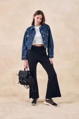 Pantalón negro de viscosa con corte wide leg y tiro alto.