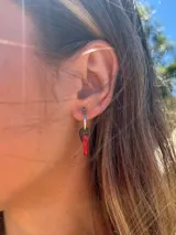 Aros colgantes con forma de chilli rojo y verde, con gancho de acero quirúrgico.