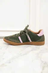 Zapatillas deportivas de gamuza color verde oliva con detalles en rosa pastel. Presentan tres tiras laterales en rosa pastel y la palabra "LEMON" en dorado.
