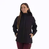 Campera impermeable y cortavientos de mujer de la marca Merrell, modelo Minnesota Hard Shell. Color negro, con capucha, cierre frontal con cremallera y bolsillos laterales. Confeccionada en poliéster ripstop con costuras selladas.