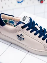 Championes urbanos de edición limitada inspirados en R2-D2, color beige con detalles en azul marino. Presentan aplique lateral con el diseño del droide, cordones azules y etiqueta de Star Wars en la lengüeta. Confeccionados en una combinación de cuero y descarne.