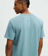Remera deportiva Get Over de color azul marino, confeccionada en tech fleece con tecnología dry de secado rápido, cuello redondo y manga corta, de corte holgado.