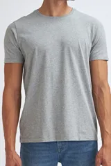 Remera de manga corta y cuello redondo en color gris melange, de diseño básico y corte clásico.