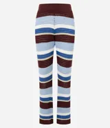 Pantalón femenino de punto con efecto crochet, de corte flare, cintura elástica y rayas horizontales en diferentes anchos y colores (azul claro, azul medio, bordó y blanco).