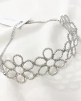 Gargantilla plateada con cadena y apliques de flores caladas.