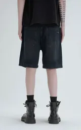 Bermuda de jean color azul oscuro, con corte recto y tiro medio. Presenta bolsillos delanteros y traseros.