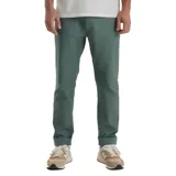 Pantalón largo color verde, de corte recto y estilo casual.