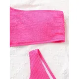 Bikini de dos piezas con textura acanalada, color amarillo. El top es de diseño asimétrico de un solo hombro y la parte inferior es de corte vedetina.