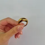 Anillo dorado de acero inoxidable, con forma de domo.