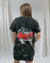 Remerón negro con efecto acid wash y estampado de cerezas con la frase "Don't taste in love".