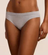 Kit de tres bombachas modelo bikini confeccionadas en tejido texturizado con tecnología seamless sin costuras. El set incluye una unidad en color blanco, una en gris melange y una en negro.