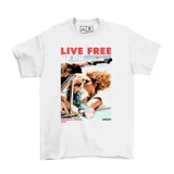 Remera blanca de algodón con estampa frontal inspirada en la película Thelma & Louise, con diseño gráfico de las protagonistas y el auto en movimiento.