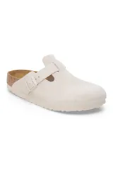 Zueco Birkenstock Boston Sfb Leve Antique color blanco, con plantilla anatómica de corcho y látex, capellada de ante y suela de EVA.