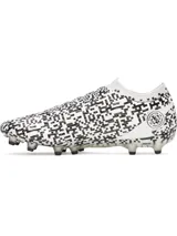 Championes de fútbol Under Armour Magnetico Pro 5 FG con diseño de patrón geométrico en blanco y negro. Presentan tecnología UA Clone para un ajuste personalizado, cuello de punto tipo calcetín y suela con tacos cónicos de TPU para césped natural firme.