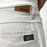 Pantalón cargo de jean color hueso, de corte ultra baggy con bolsillos laterales en las piernas.