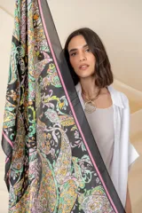 Pañuelo de seda estampado con motivos de arabescos en colores verde, rosa y celeste.