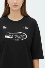 Remera negra de manga corta, cuello redondo y diseño holgado, con estampado frontal en color blanco con la inscripción "Race Vibes".