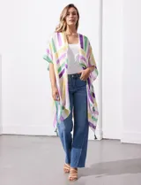 Kimono tejido con estampado a rayas verticales en tonos azul, verde y lila, con mangas amplias estilo japonés y terminación con borlas en el ruedo.