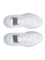 Championes de entrenamiento Under Armour modelo Dynamic 2, color blanco con suela en tono celeste claro. Presentan parte superior de tejido técnico IntelliKnit para mayor sujeción y mediasuela Flow para amortiguación reactiva y estabilidad lateral.