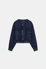 Chaqueta estilo bomber de denim azul oscuro, con cuello redondo, manga larga abullonada con puño elástico y bajo elástico. Presenta bolsillos delanteros de vivo y cierre frontal con botones ocultos.