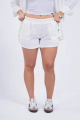 Short blanco de tela liviana con cintura elastizada.