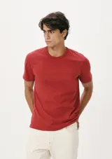 Camiseta celeste de corte slim, cuello redondo y manga corta.