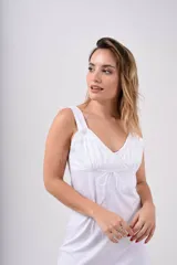 Camisón blanco de breteles finos con escote en V y detalle de encaje en el busto.