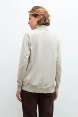 Polera de cuello alto color beige melange.