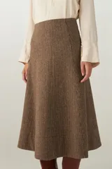 Falda midi evasé de lana color beige con finas rayas verticales y cierre oculto.