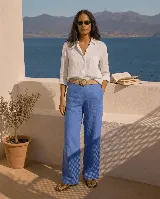 Pantalón de lino azul, de corte recto y holgado, con bolsillos funcionales y cintura elastizada.