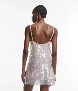 Vestido corto con escote cuadrado y breteles finos ajustables, confeccionado en tejido de lentejuelas metalizadas con forro.