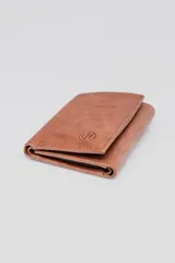 Billetera trifold de cuero color marrón, con solapa frontal y logo grabado de la marca.