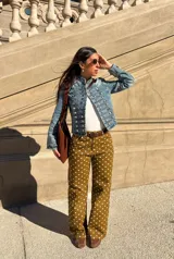 Jean recto de tiro alto confeccionado en denim con lycra, de color verde con estampado de lunares blancos. Presenta diseño de perneras rectas y amplias.