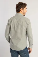 Camisa de manga larga con estampado vichy en tonos verde musgo y blanco. Presenta cuello clásico, cierre frontal con botones y logo bordado en el pecho.