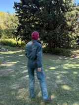 Campera parka reversible de corte oversize, con diseño acolchado en color verde petróleo. Cuenta con cierre frontal, bolsillos superiores con solapa y cordón ajustable en la cintura.