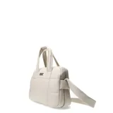 Cartera tipo tote bag acolchada color crudo, con doble asa corta superior y correa larga desmontable. Tiene cierre superior y logo de la marca en el frente.
