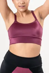 Top deportivo de escote redondo con breteles finos y faja ancha de doble tela. Confeccionado en tejido satinado con tecnología LYCRA® XTRA LIFE™.