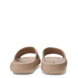 Chanclas de goma color beige de suela gruesa y diseño slide con textura en relieve y logo de la marca en la tira.