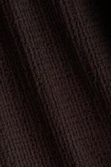 Pantalón globo de corte holgado en punto con textura, color marrón oscuro, con cintura elástica y bajos elásticos.