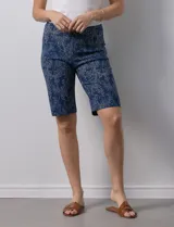 Bermuda a la rodilla con estampado de rayas verticales azules y blancas, pretina ancha elastizada.