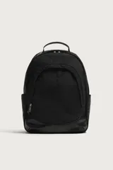 Mochila de nylon negra, con compartimento principal con cierre de cremallera, bolsillo frontal, bolsillos laterales planos y detalles de cuero sintético en la base.