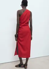 Vestido midi de diseño recto y cuello asimétrico de un solo hombro, color rojo, confeccionado en mezcla de lino y lyocell. Cuenta con detalle de fruncido en el lateral y una abertura lateral en el bajo.