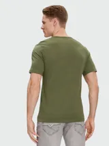 Remera verde militar de manga corta con logo bordado en rojo en el pecho.