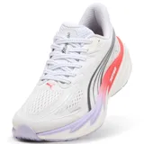 Championes de running Puma Velocity Nitro 5 para mujer, color blanco con entresuela amortiguada con detalles en lila, rojo y la inscripción NITRO, y suela de goma.