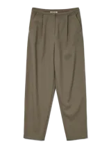 Pantalón sastrero de tiro alto color verde oliva, con cierre de gancho y cremallera, bolsillos laterales y fit regular.