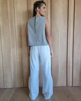 Pantalón de algodón color arena, de corte recto y holgado, con cintura elástica y detalle de costuras horizontales decorativas en la parte inferior de las piernas.