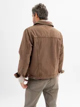 Campera de jean sobreteñida en color marrón, con corte regular fit, cuello clásico y cierre frontal mediante botones metálicos. Presenta bolsillos frontales con solapa y bolsillos laterales.