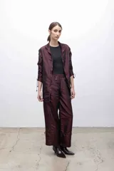 Vestido corto color borgoña, con capucha, cierre frontal y mangas largas fruncidas.