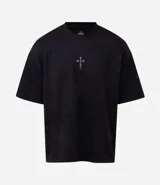 Remera oversize de tejido tipo gamuza sintética negra, con cuello redondo, manga corta y bordado de cruz gótica en el pecho.